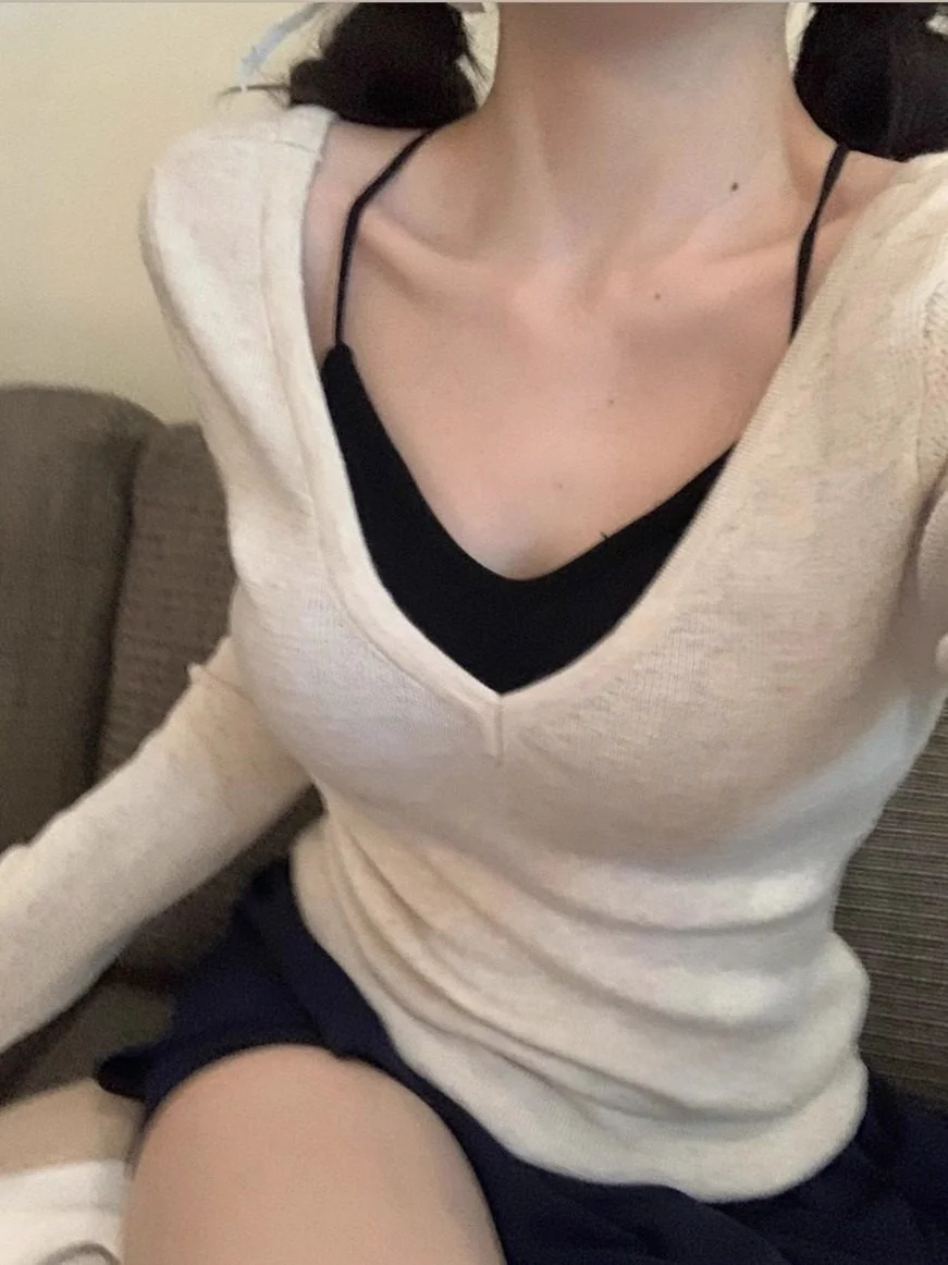 

Женский трикотажный топ Slim Fit с длинным рукавом и V-образным вырезом, повседневный, из мягкой ткани, весенний, базовый слой, уникальный и стильный.