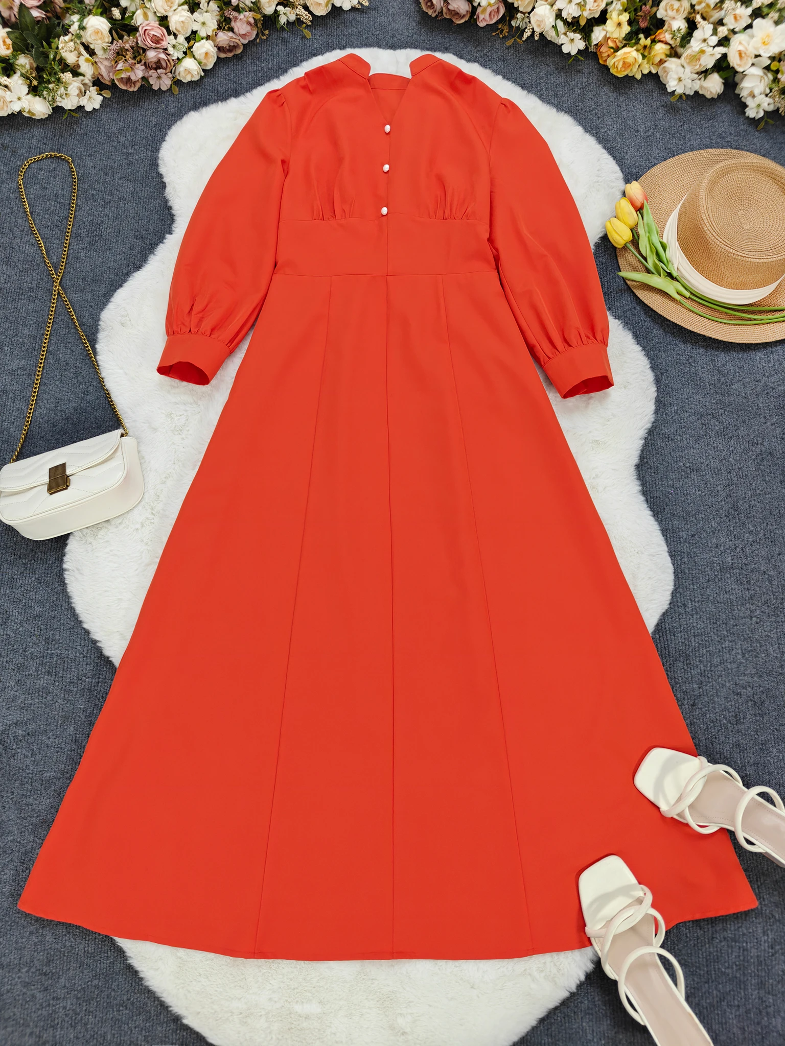 Elegancka sukienka damska w jednolitym kolorze, z długim rękawem, dekoltem w kształcie litery V, dopasowana, o kroju litery A, zapinana na guziki, odpowiednia na wiosnę, lato i jesień.