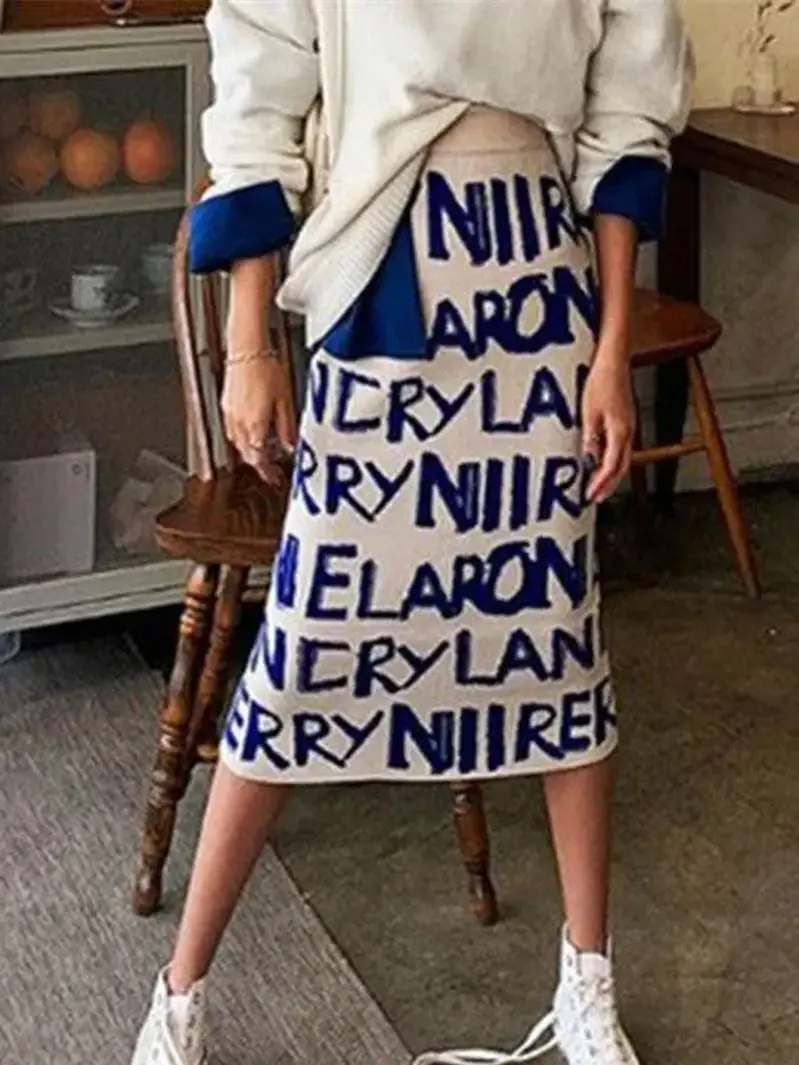 Straight-cut midi skirt, comfortable fabric that flatters the figure, a casual everyday staple