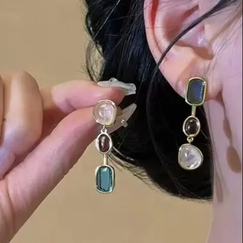 

Vintage Colorful Resin Asymmetric Earrings Women Imitation Stone Contrast Geometric Dangle Earrings Korean Personality Jewelry