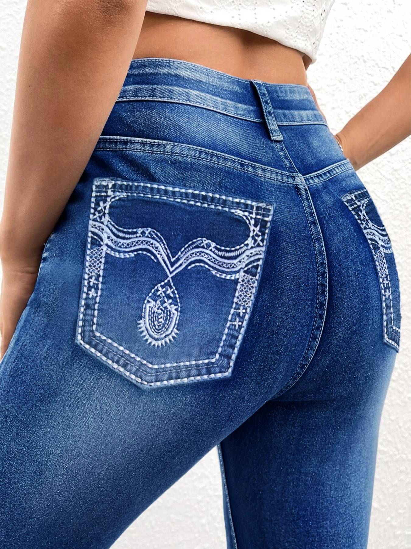 Jean évasé brodé bleu foncé taille haute grande taille pour femme, jean évasé décontracté de style Y2K doux et cool, avec dessin animé e