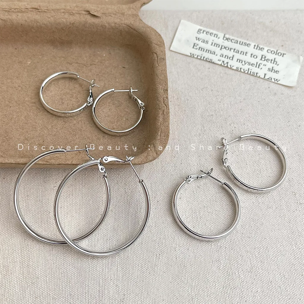 

Аксессуары для DIY в стиле инстаграм-блогеров: матовые крупные серьги, женские серьги в стиле холодного ветра, модные элитные серьги для повседневной носки.