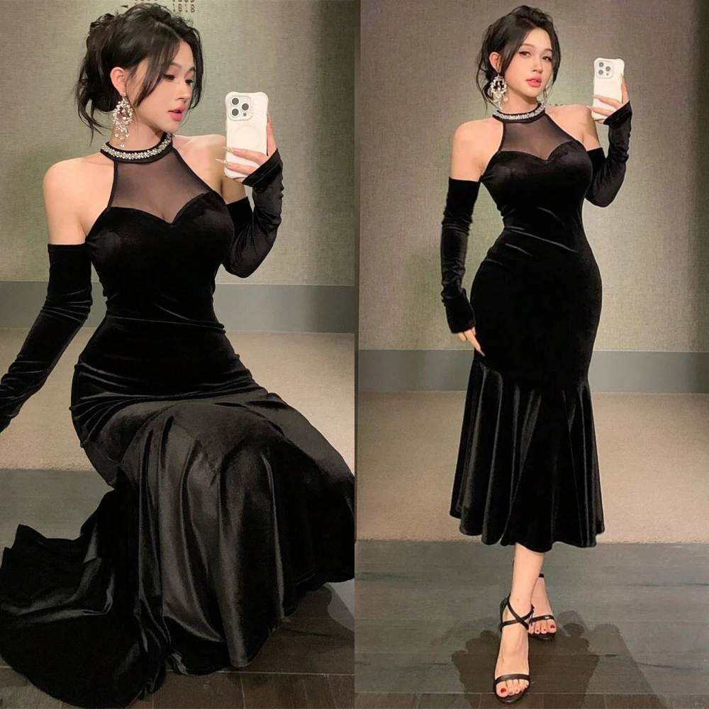 Maßgeschneidertes elegantes Abendkleid aus schwarzem Samt, klassisches Neckholder, ärmellos, Promi-Kleider, zarte Kristall-Meerjungfrau-Abschlussballkleider