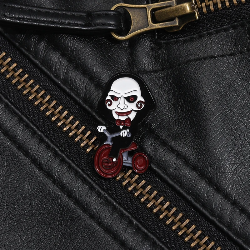 Jigsaw Billy Mechanical Puppet Badge Horror Saw Pin Clown Brooch Halloween Flair Addition