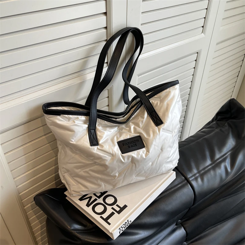 

2025 Winter Casual Fashion New Super Cool Large Capacity Shoulder Bags Solid Zipper Sense of Luxury Versatile Women's Tote Bags