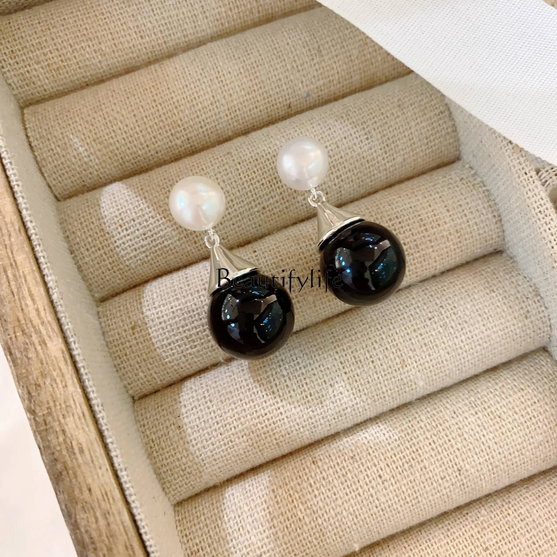 

Personalized black and white contrasting pearl stud earrings French niche, French retro