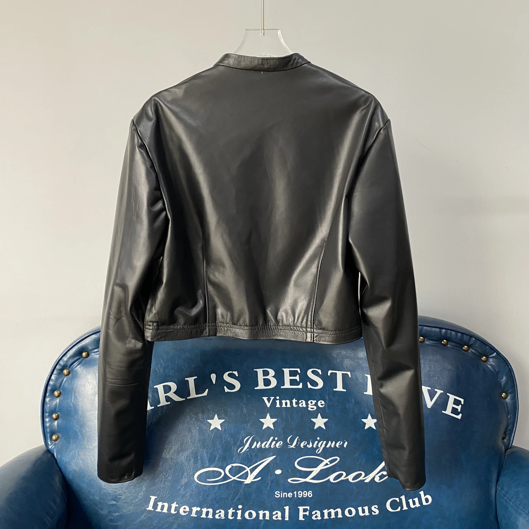 معطف American Sle للدراجات النارية طويل Sve مستدير من الجلد Ne للنساء لربيع 2025 معطف جديد مثير من جلد eepskin