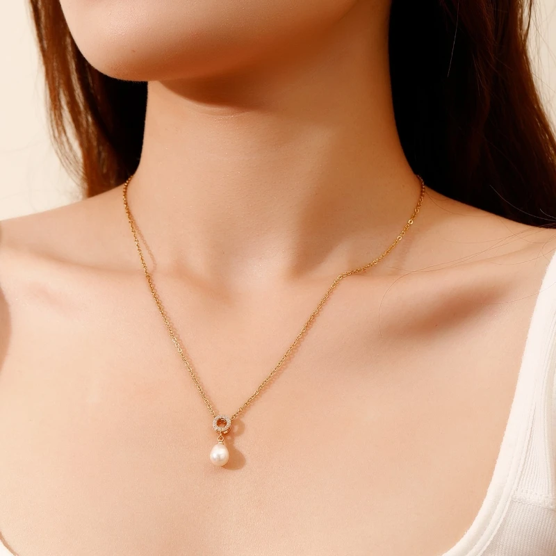 1 piece of unique and refined collarbone chain with delicate and sophisticated golden luster