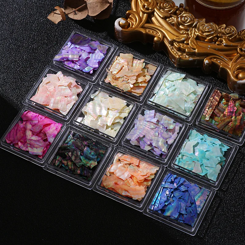 Elementy do zdobienia paznokci z muszli, akcesoria do zdobienia paznokci w stylu japońskim z muszli, elementy z muszli abalonu, fragmenty paznokci, nieregularne kształty.