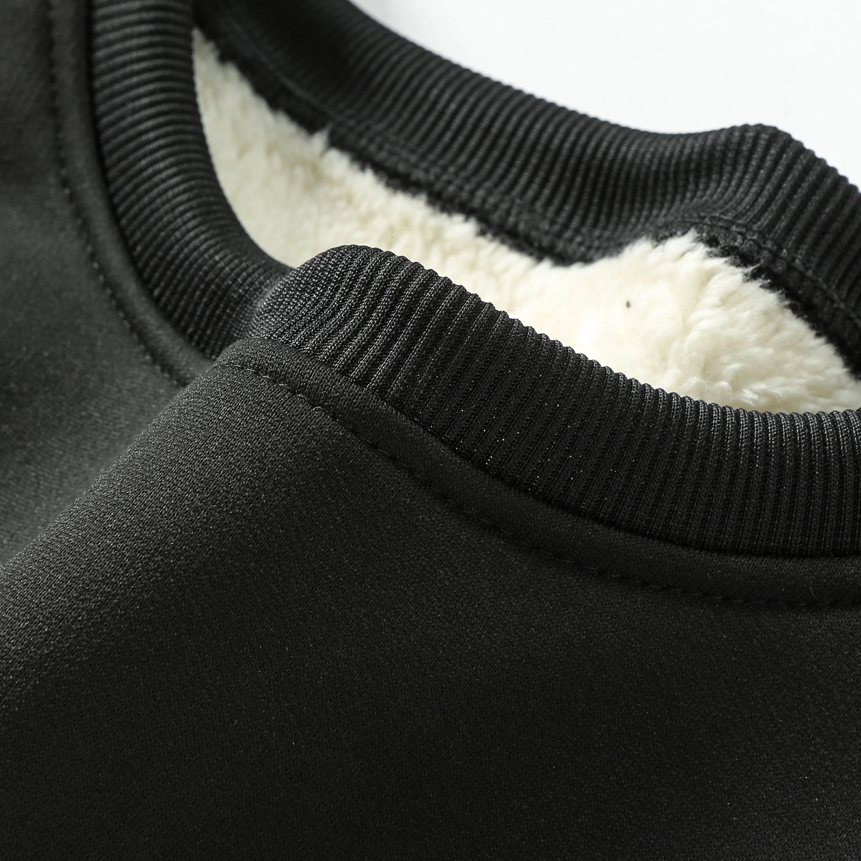 سويت شيرت رجالي عالي الجودة من صوف الخروف بلون سادة مع نسيج صوف ناعم ورقيق، مقاوم للبيلينغ، سهل العناية، مناسب للطبقات أو الارتداء بمفردها، مثالي لفصل الشتاء