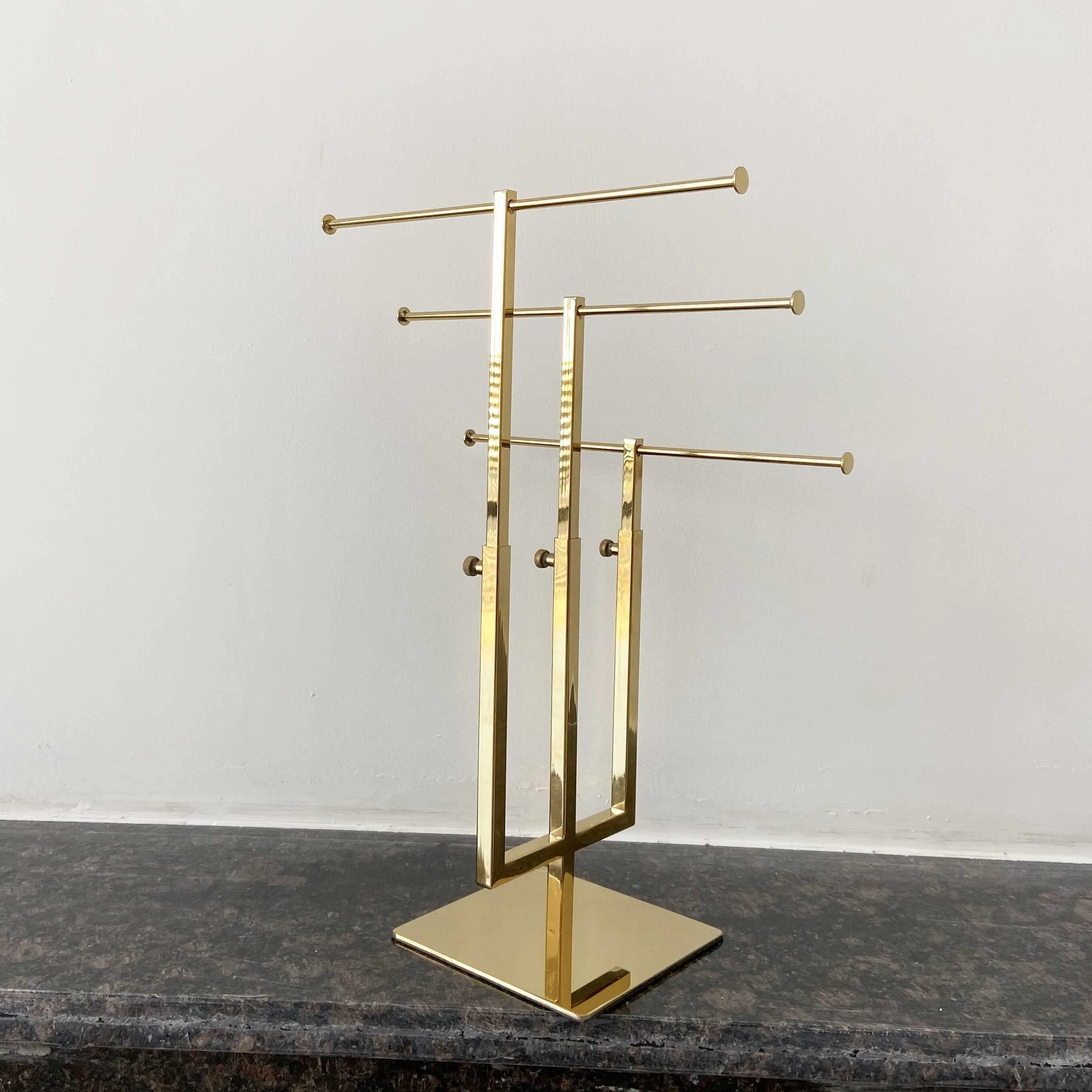 Bag Store Großhandel mit höhenverstellbarer T-Bar, individuelle Farbe, galvanisiertes Edelstahl-Präsentationsregal, dreilagiger Handtaschenständer