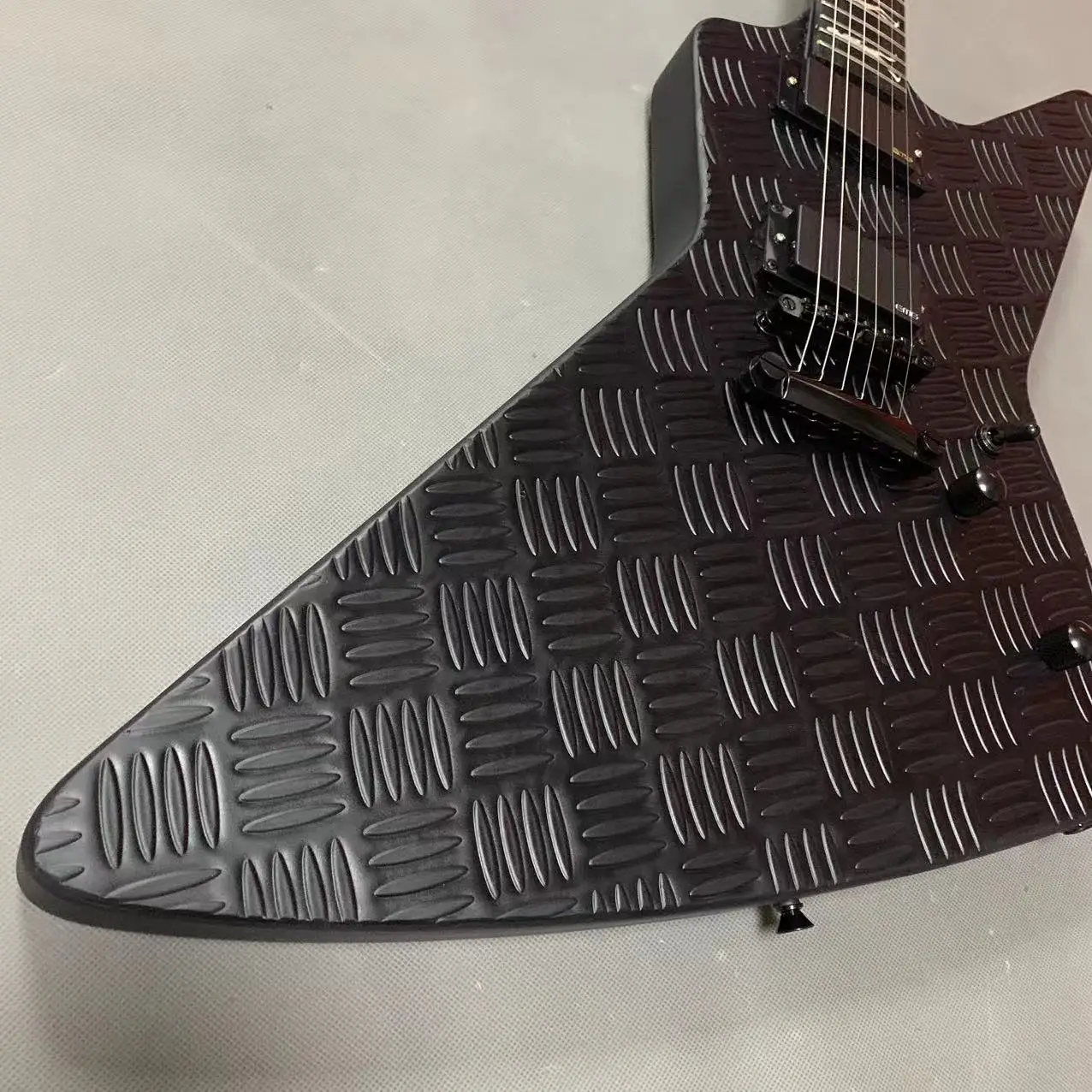 High-end custom 6-string special-shaped electric guitar, body with anti-skateboard, fingerboard with werewolf, black accessories