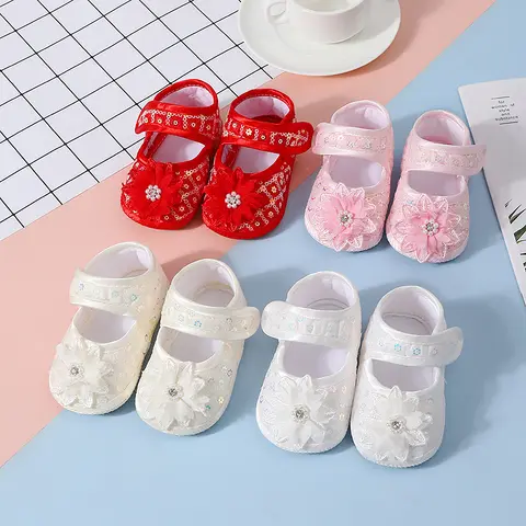 1 pair of baby non-slip toddler shoes, lovely pearl flower design, suitable for indoor and outdoor and holiday parties.