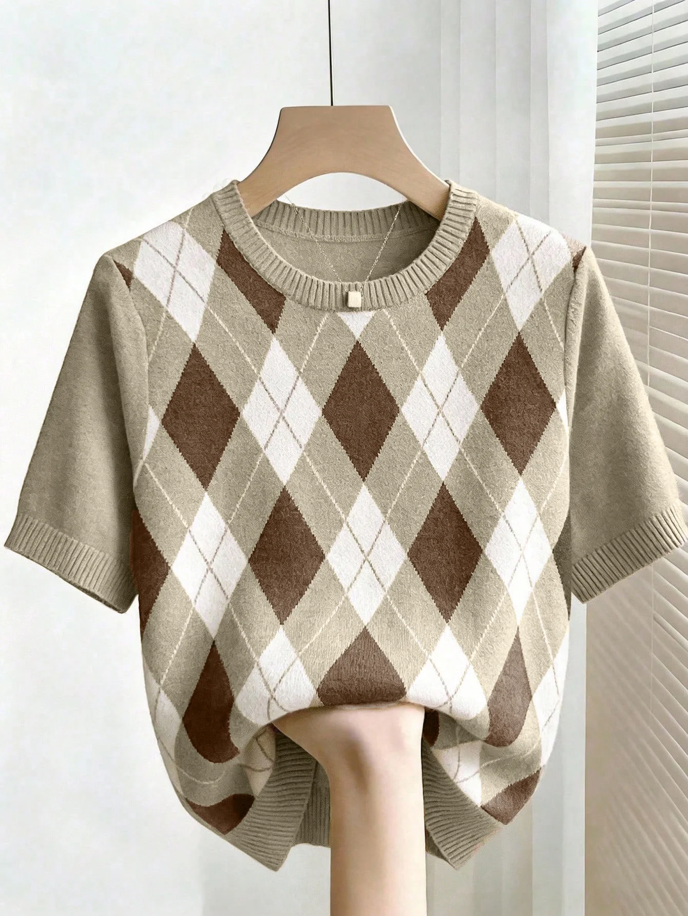 

Women's college style diamond grid knitted short sleeved T-shirt, fashionable and casual, suitable for spring and summer