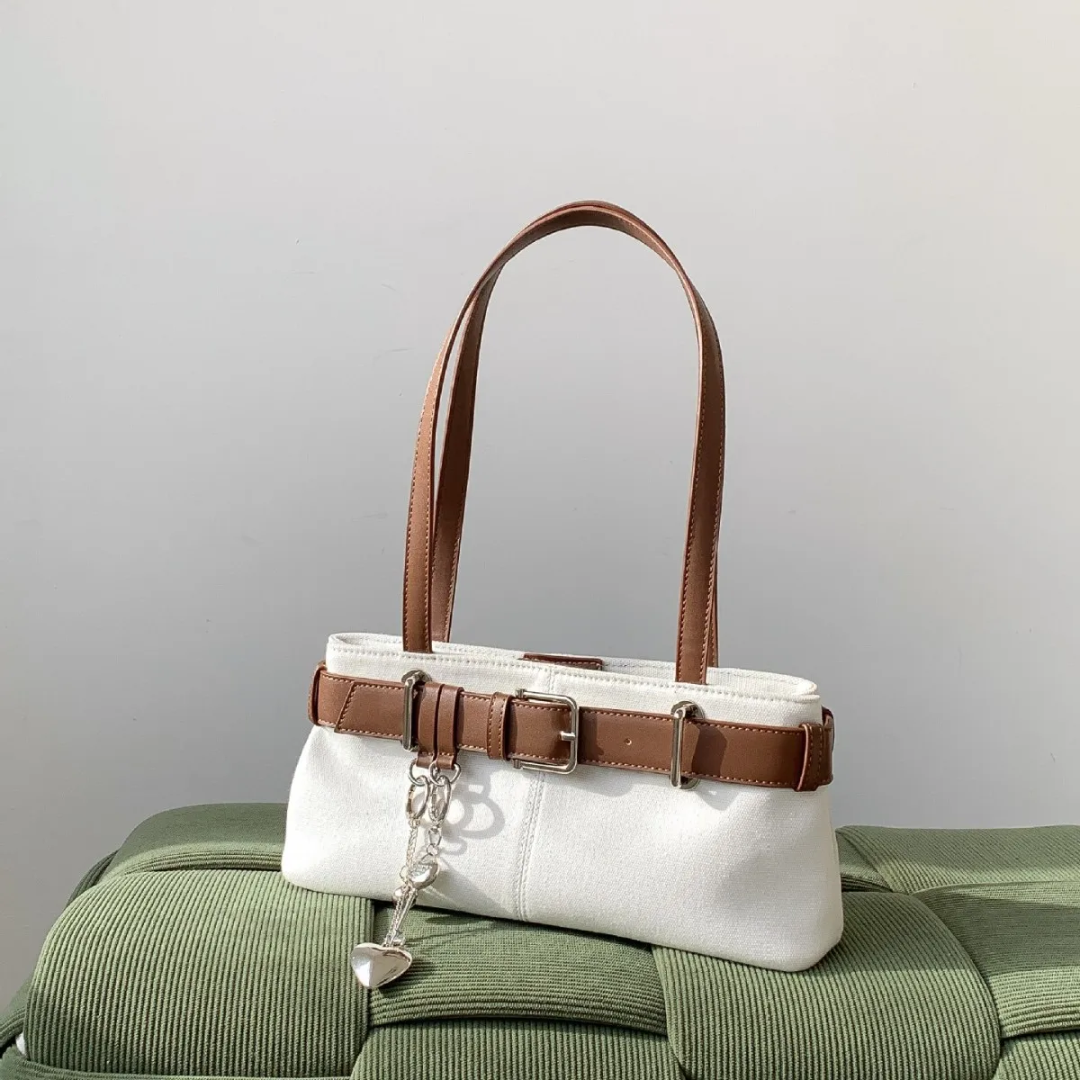 

2025 сумка для подмышек, парусиновый нишевый ремень, дизайн из искусственной кожи, модная новая маленькая квадратная модная портативная сумка на плечо