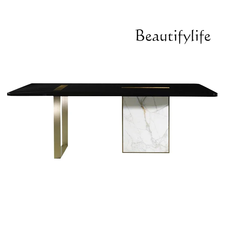 ทางเข้าบ้านสไตล์โมเดิร์นหรูหรา ทำจากสแตนเลส พร้อมพื้นทางเดินหินอ่อนสีแชมเปญโกลด์ เรียบง่าย