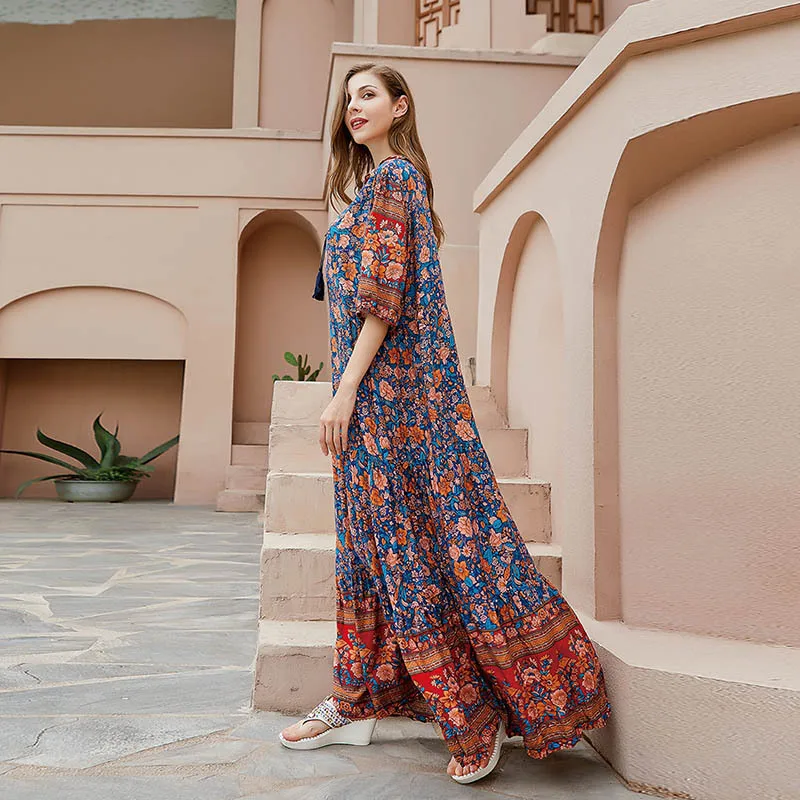 2025 Robes pour femmes de nouveau style au Moyen-Orient. Robes longues amples à manches courtes imprimées en coton et soie de style bohème.