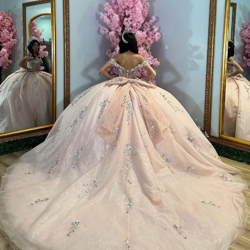 Vestidos de quinceañera brillantes de color rosa claro, princesa dulce, fiesta de cumpleaños para niña de 16 años, cuentas con hombros descubiertos, apliques de encaje con lentejuelas y lazo