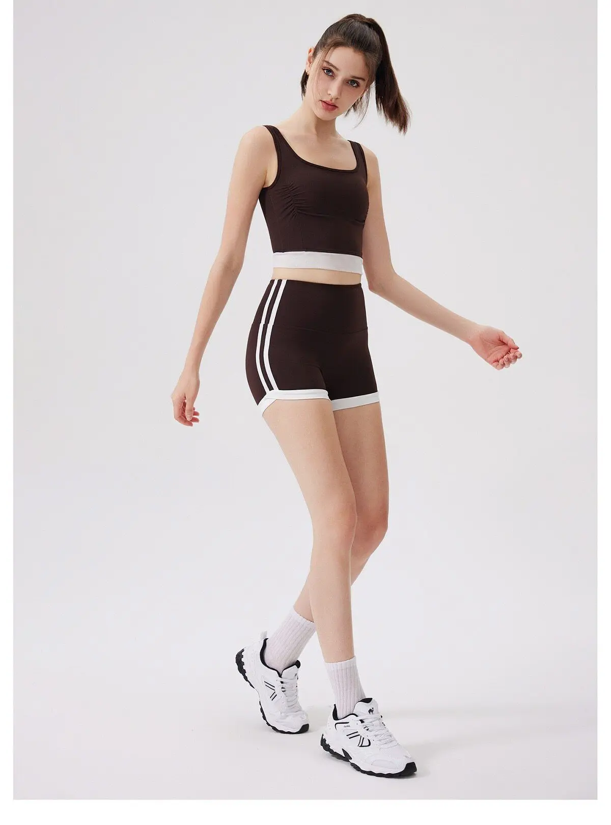 Kontrastfarbene Hochgeschnittene Pfirsichfarbene Hüftformende Hotpants Sportshorts für Damen zum Laufen, Fitness und Yoga – Detail 3