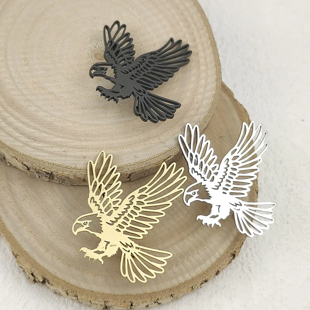 316L Stainless Steel Plated 18K Gold Flying Eagle Hollow Brooch Lapel Pin Bird Totem Suit Backpack Unisex Metal Jewelry Gift