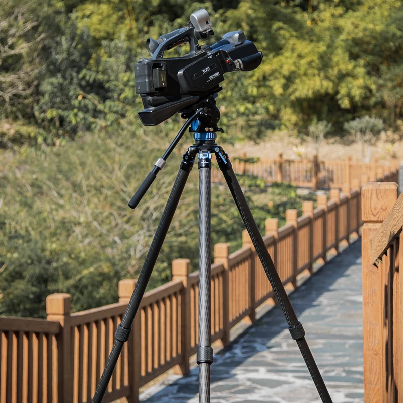 Professionelles Kamerastativ-Set aus Kohlefaser mit dynamischem Fluidkopf