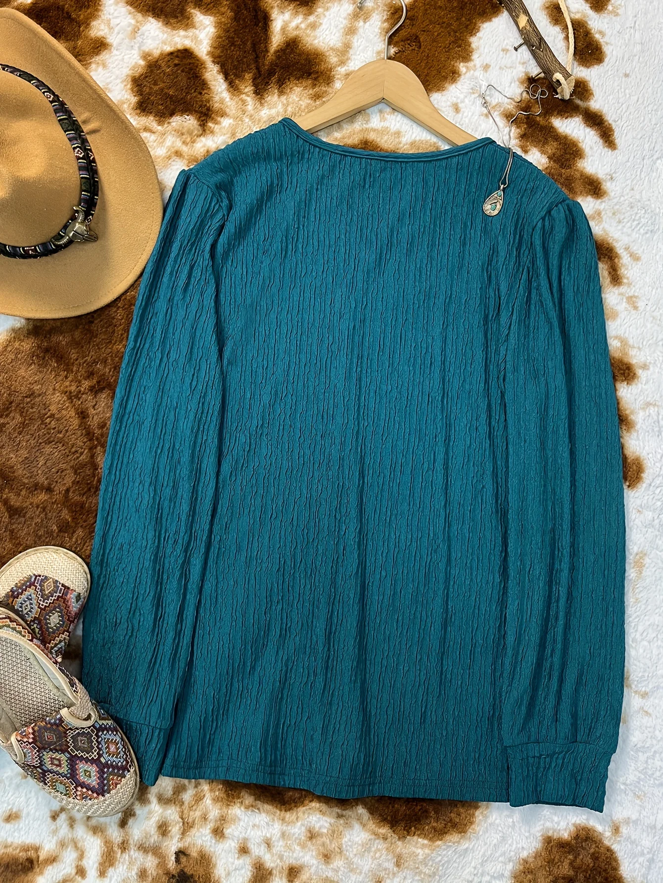 Camisa elegante de manga larga con cuello en V y ribete de volantes con textura de corteza nueva a la moda