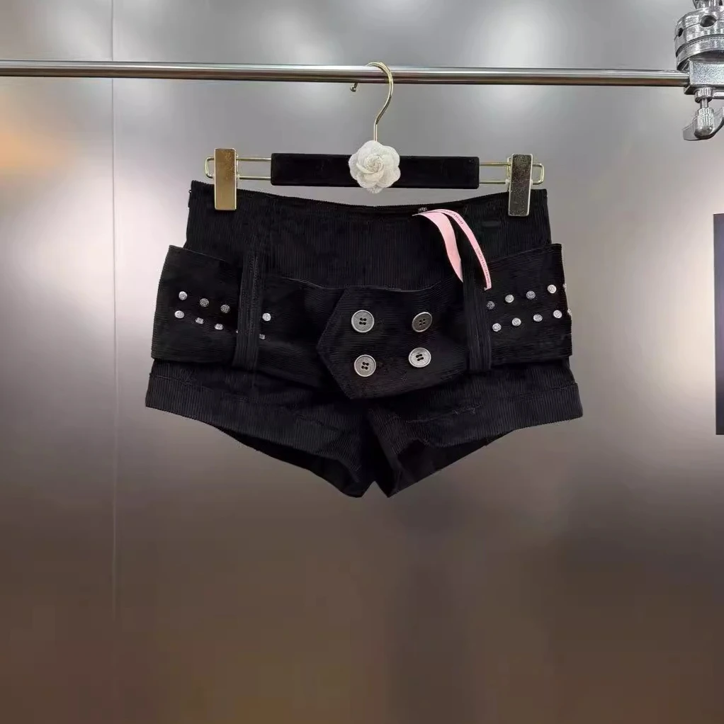 

Весна 2026, крутой и пряный стиль, дизайн с заклепками и поясом, шорты с низкой талией, облегающие бедра, популярные брюки для девочек