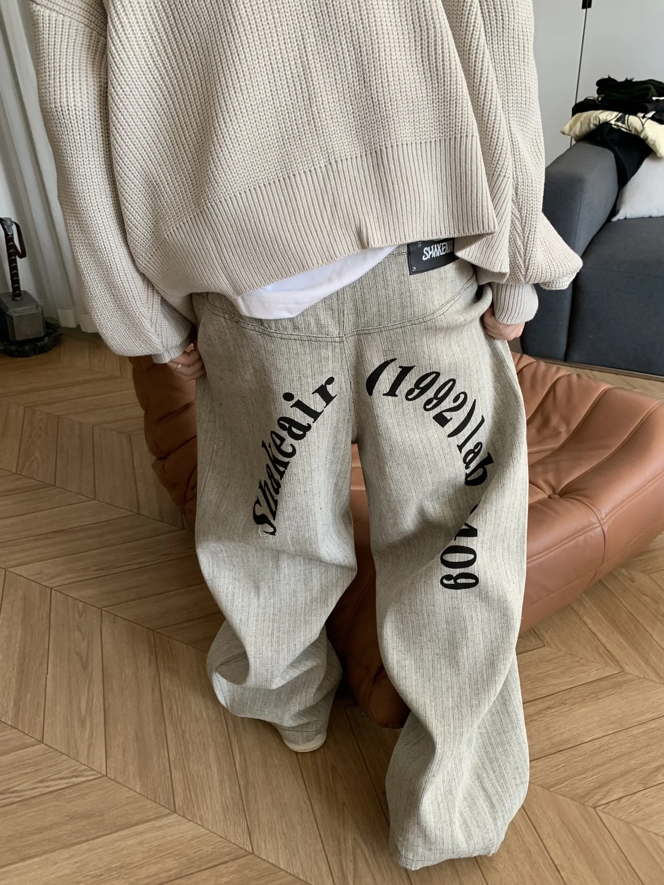 

Мужские джинсы в американском ретро-стиле, свободного кроя, повседневные, прямые, с белыми вертикальными полосами и дизайнерским принтом с перевернутыми буквами