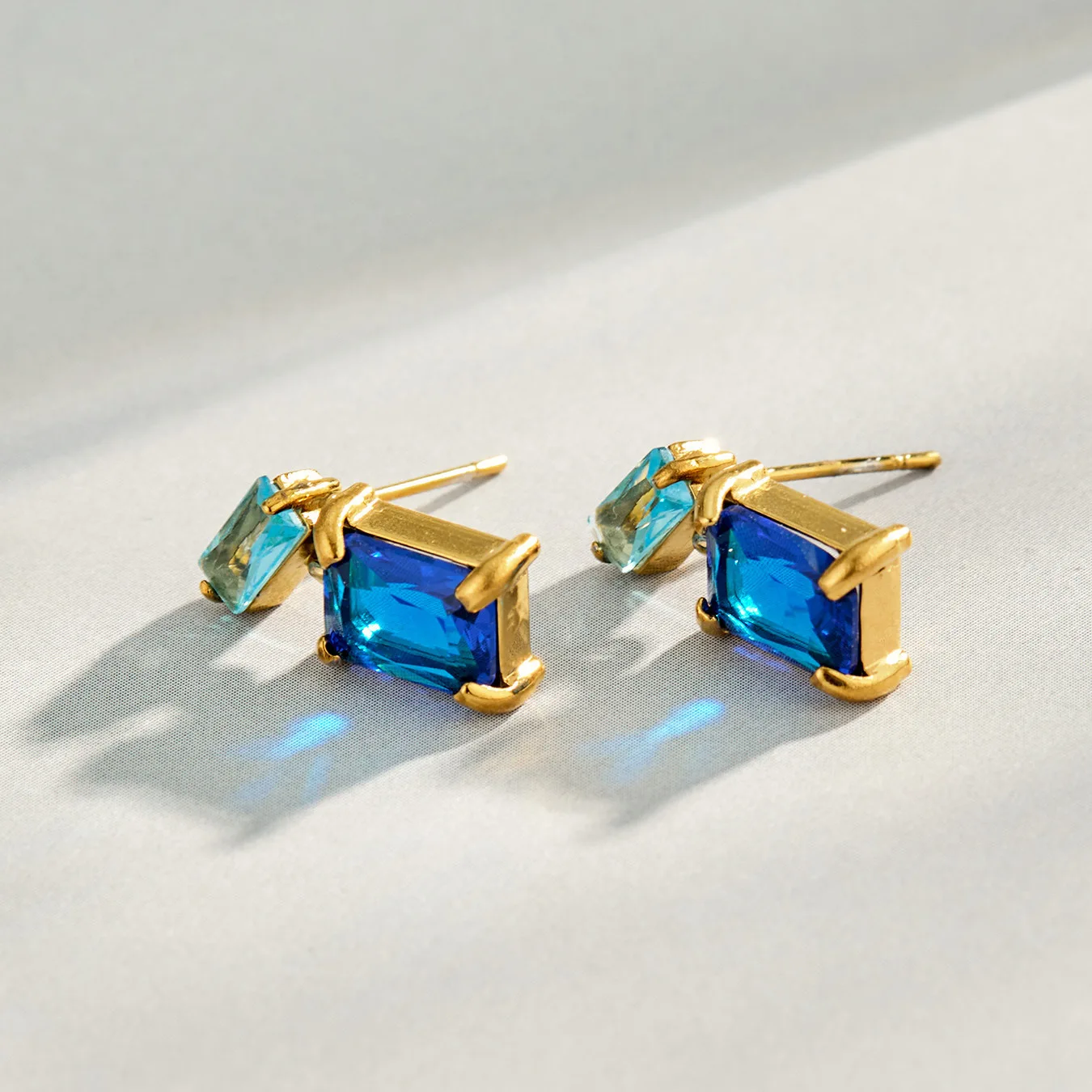 Glänzende farbige Glasohrringe, Doppelstein-Tropfenohrringe, Edelstahl-Hängeohrringe, 18K vergoldete Anhängerohrringe für Frauen – Detail 10
