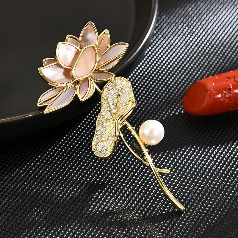 

Elegant Pink Mother of Pearl Lotus Brooch Luxury Natural Pearl Blazer Pin for Women Fashion Jewelry Accessory Holiday Gift