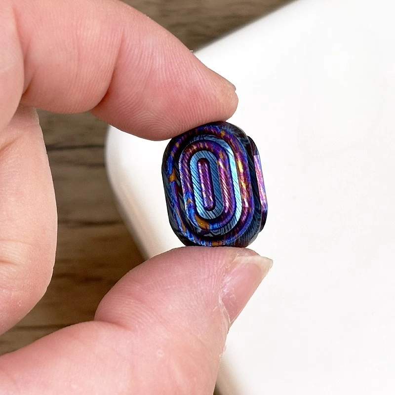 XGEDC チタン製マエストロフィンガーチップカードプッシャーペンダント（模様とエンドキャップ付き）- ストレス解消玩具