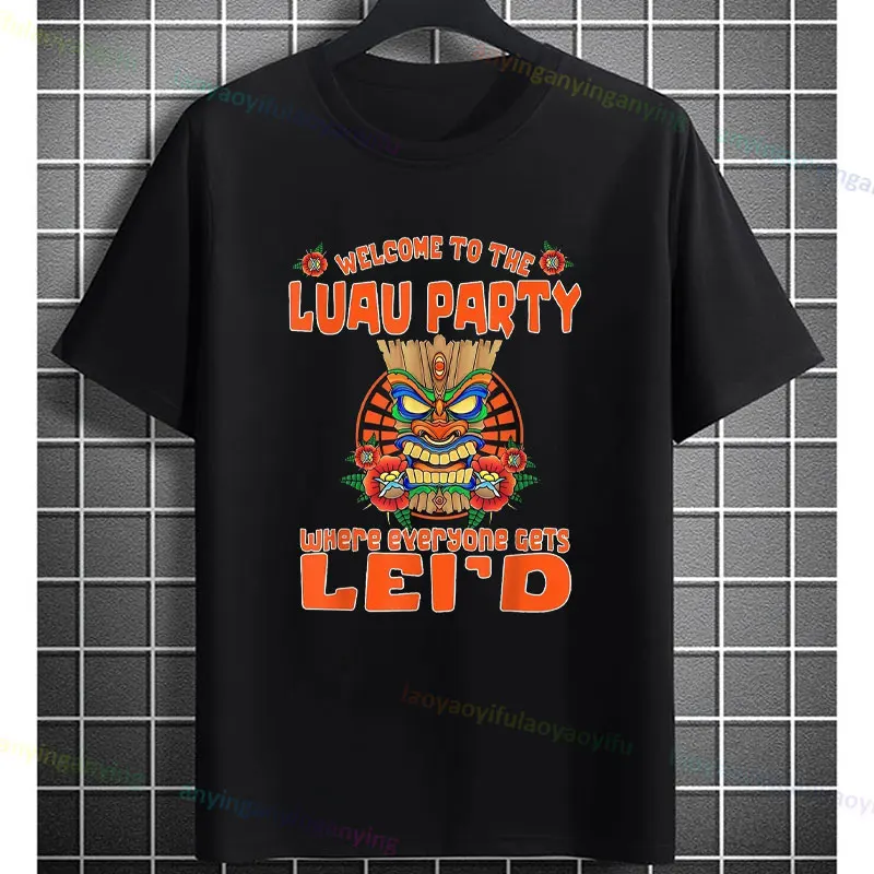 ตลก "Getting Freaky At The Tiki" ฮาวาย Luau กราฟิก TShirt อารมณ์ขันสไตล์ลําลองสีดําผ้าฝ้ายแขนสั้น TEE streetwear