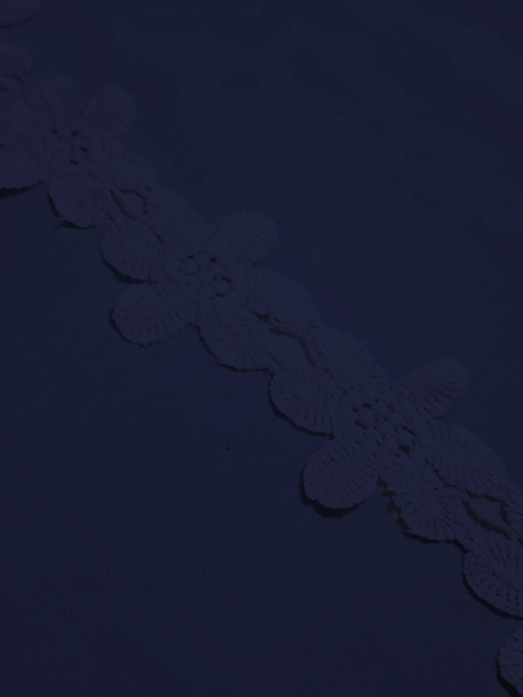 Stilvolles Plus-Size-Damenoberteil mit elegantem Blumendetail für mühelosen Komfort – Detail 6
