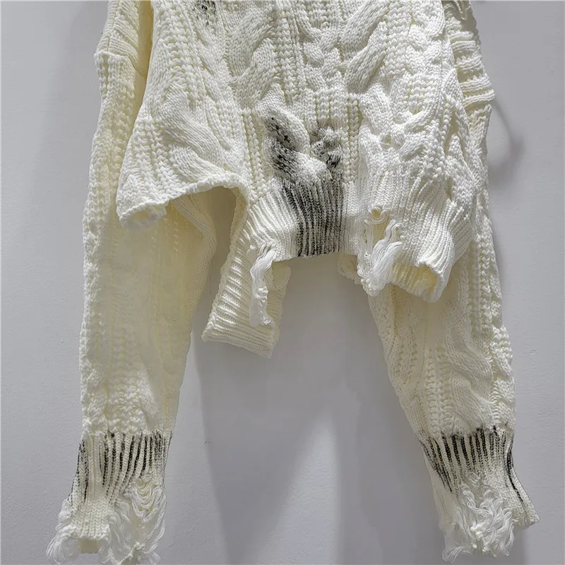 2025 خريف جديد حار فتاة مشبك معدني حزام حزام خارج الكتف ممزق البلوز محبوك سترة للنساء ، سحب فام