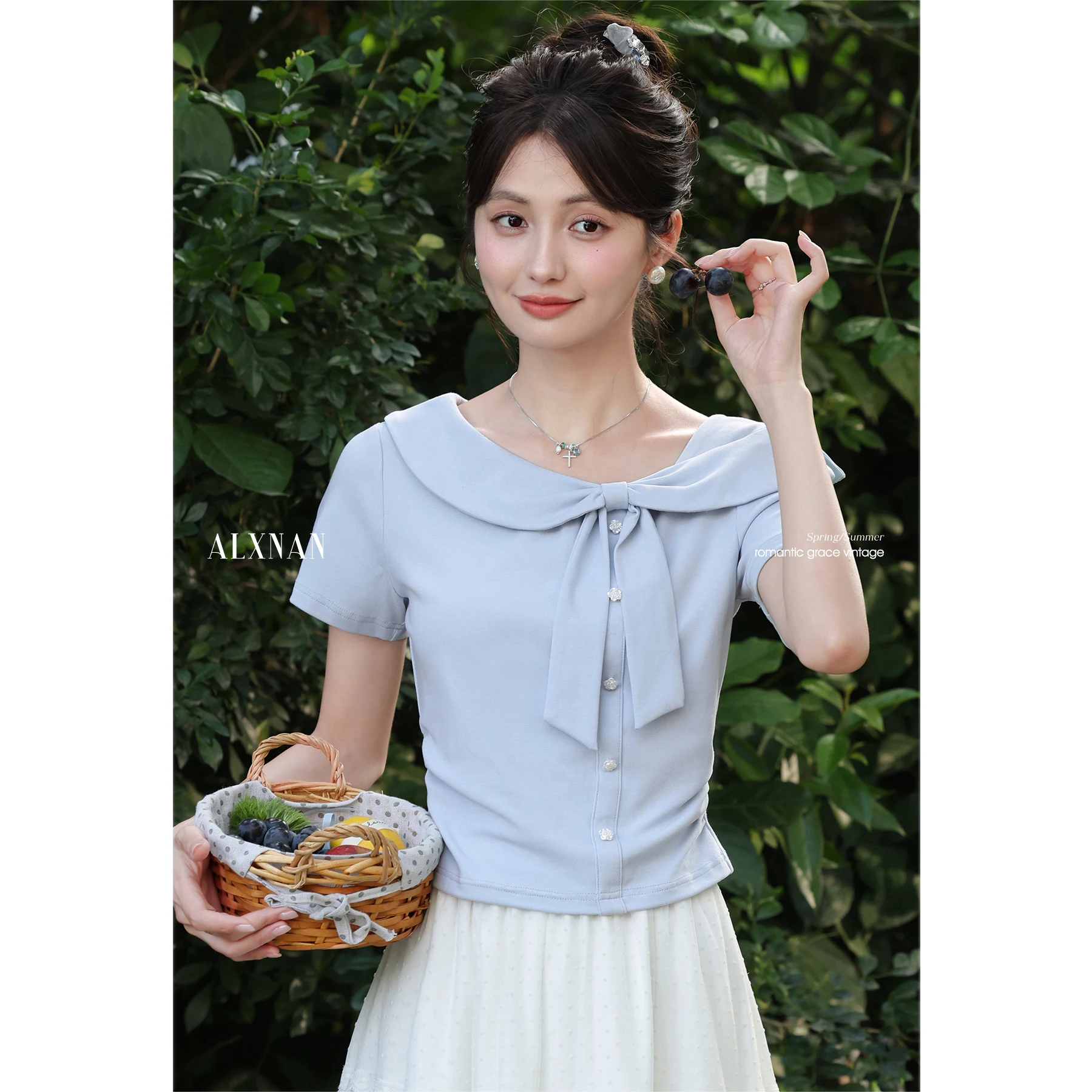 

ALXNAN Women's T-shirt Light Blue Irregular Bow Design Oblique Shoulder T-shirt Summer Slim-fit Short Sleeve Tops Ladies L56159