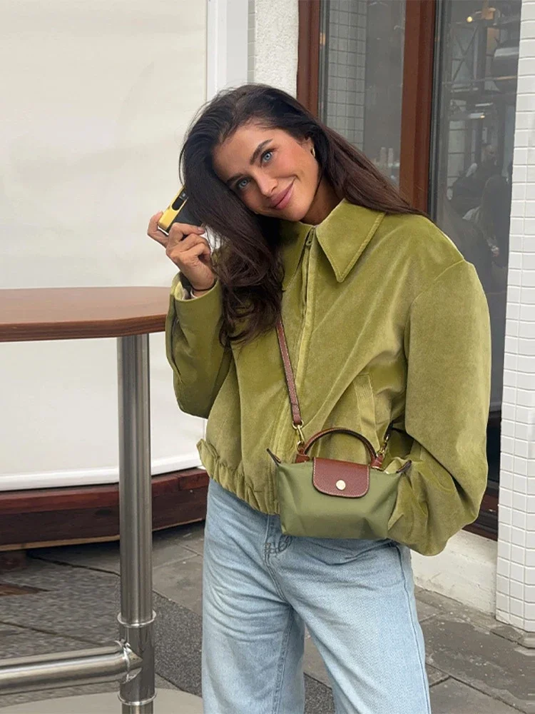 เสื้อแจ็คเก็ตแฟชั่นผู้หญิงสไตล์สตรีท ฤดูใบไม้ร่วง/ฤดูหนาว 2025 แจ็คเก็ตหนังกลับสั้นสไตล์เรโทร แจ็คเก็ตคอปกสีเขียว แขนยาว มีกระเป๋า ซิป