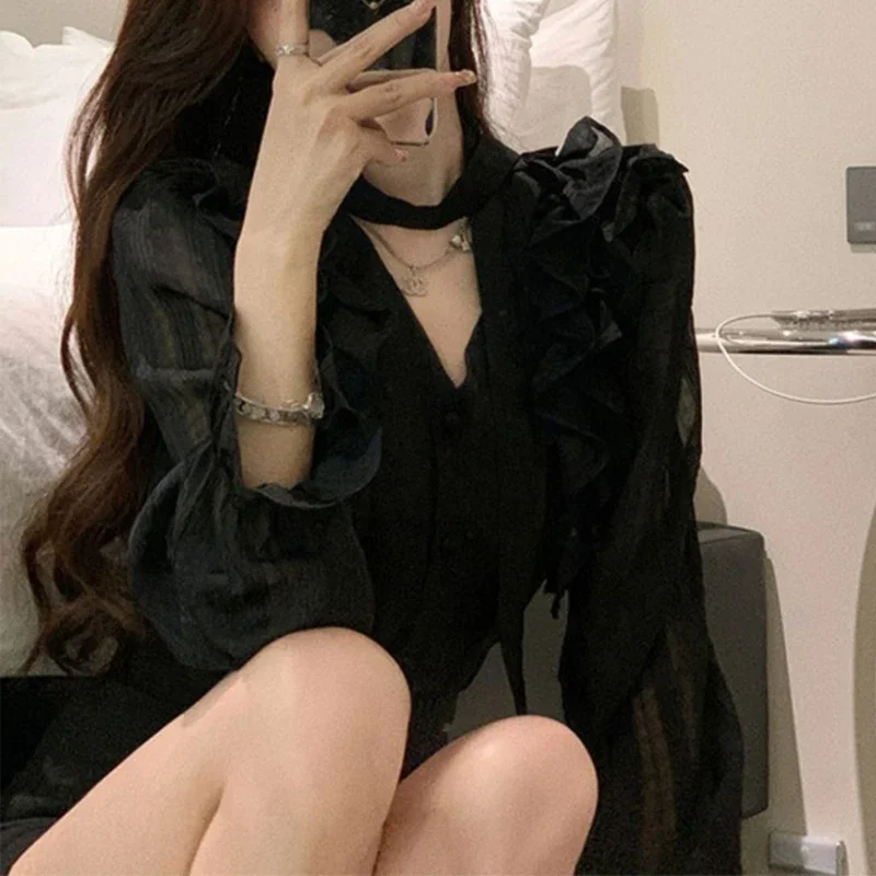 Camisa de diseño con cordones y volantes para mujer, blusa Sexy transparente elegante y elegante, Tops ajustados de manga larga con cuello de pico negro, moda coreana