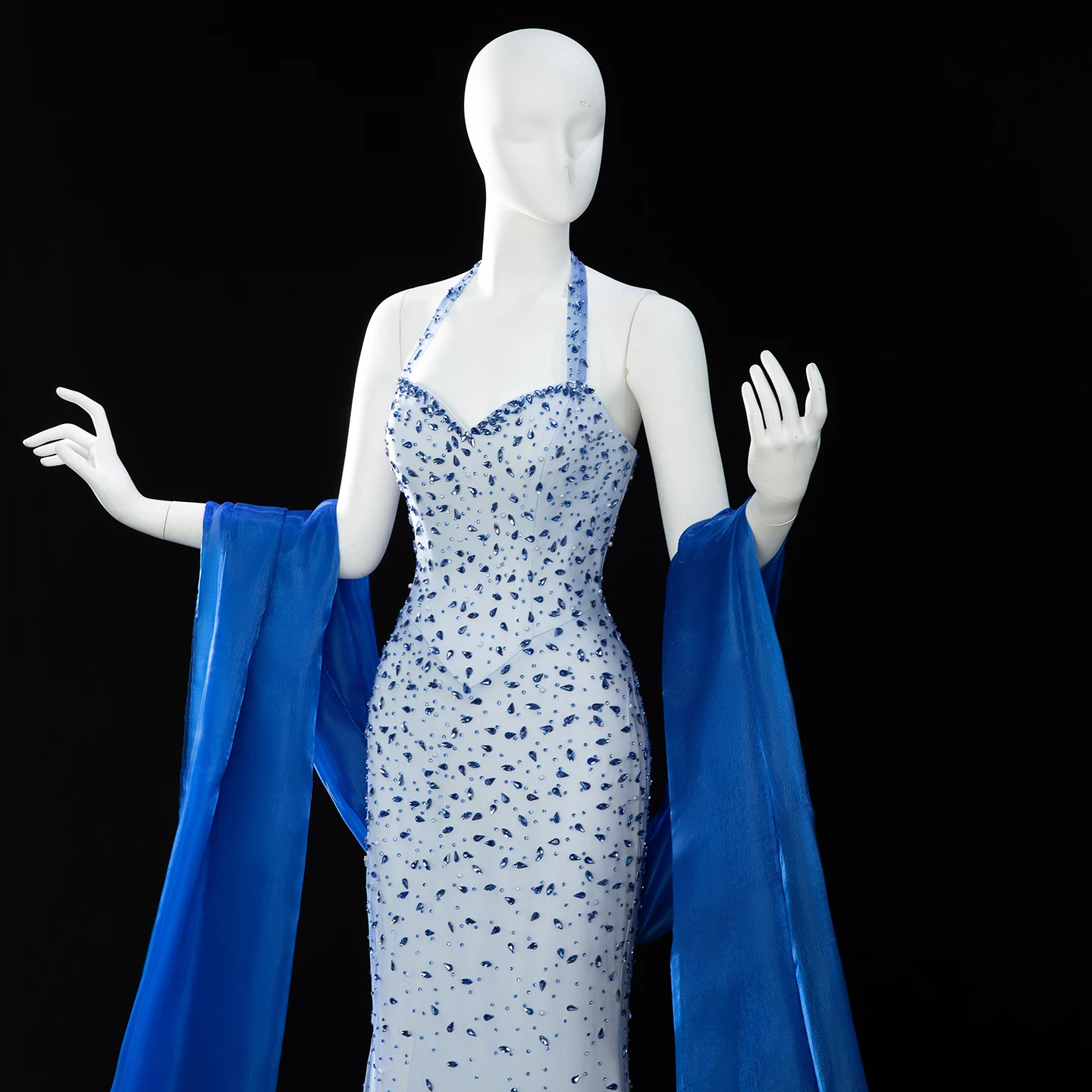 Sharon Said Blaues Etuikleid mit Cape, Luxuriöses Kristall-Neckholder-Rückenfreies Abendkleid für Damen, SS715 Maßanfertigung – Detail 9