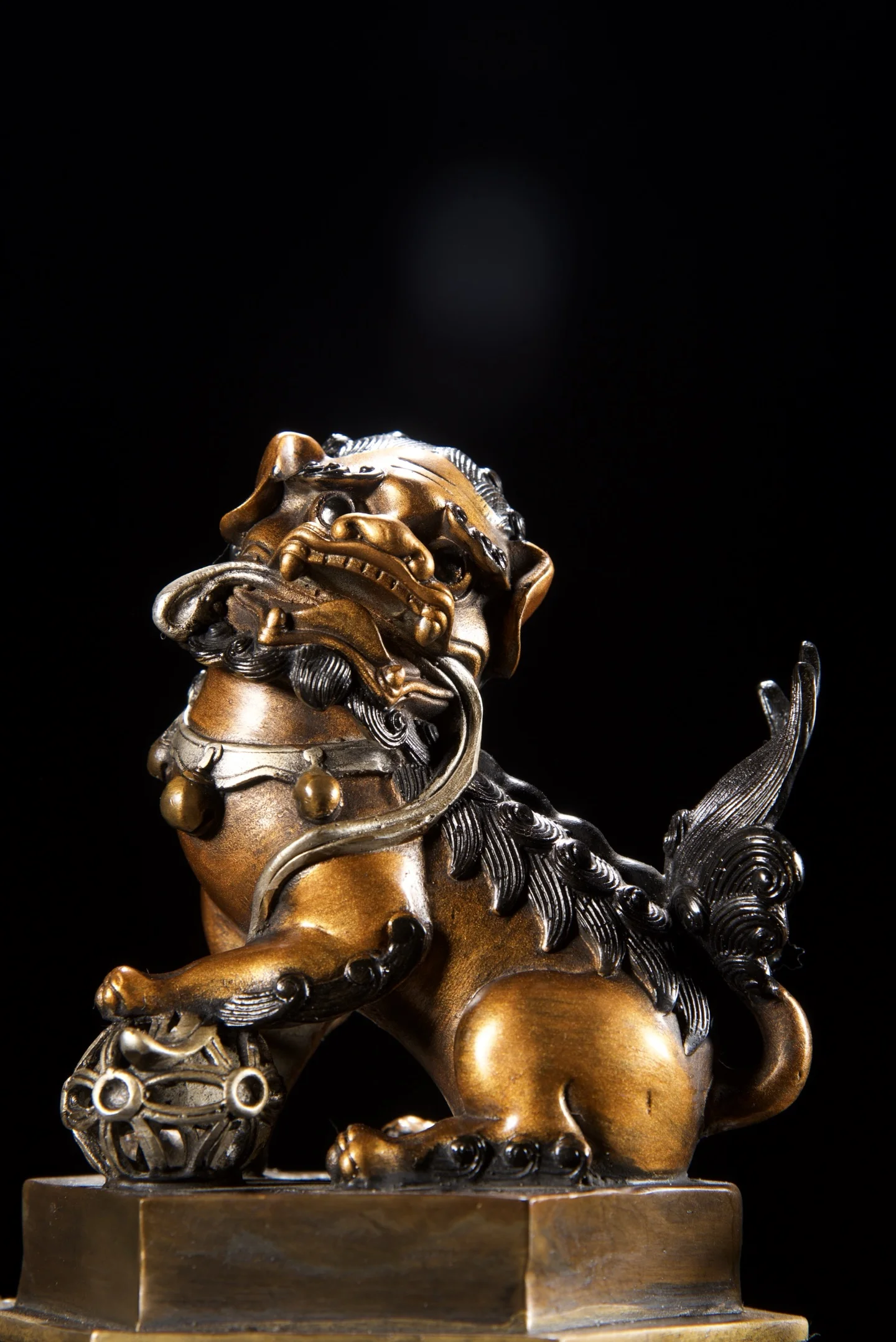 Old Bronze Gilded Silver Painted Door Lion Statue Cover Ruyi Ear Three legged incense burner Amass wealth Ornaments Worship Hall