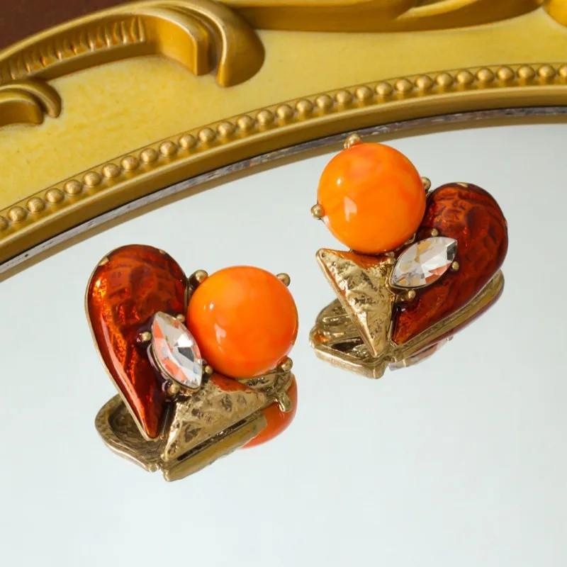 

Middle Vintage Love Shaped Stud Earrings for Women Heavy Industry Quality Fashionable and Versatile High-end Earrings