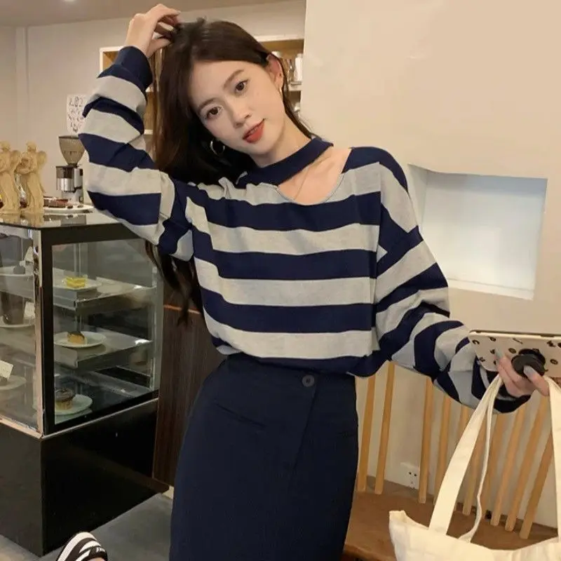 Xiaoxiangfeng Hollowed Out Neck Hanging Striped Long Sleeved T-shirt with a Unique Design for Women a Knitted Top with a Special