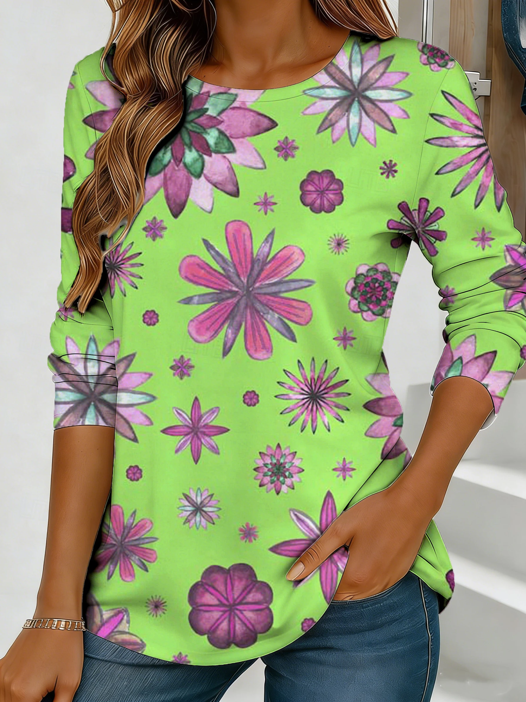 

Женский зеленый топ свободного кроя с длинными рукавами и круглым вырезом с розовым цветочным принтом, повседневный и стильный дизайн.