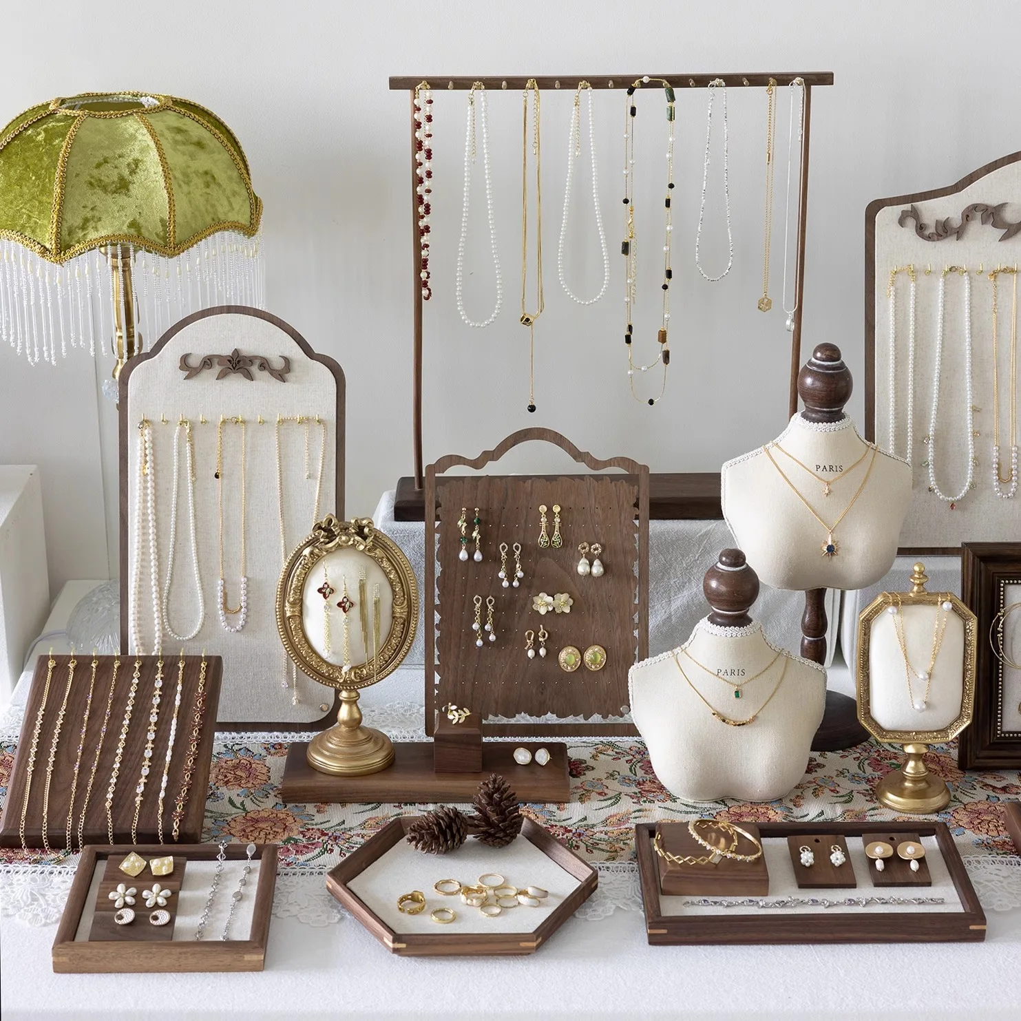 

Подставка-манекен для демонстрации украшений: ожерелий, серег, колец, цепочек, шарфов. Декор для спальни.