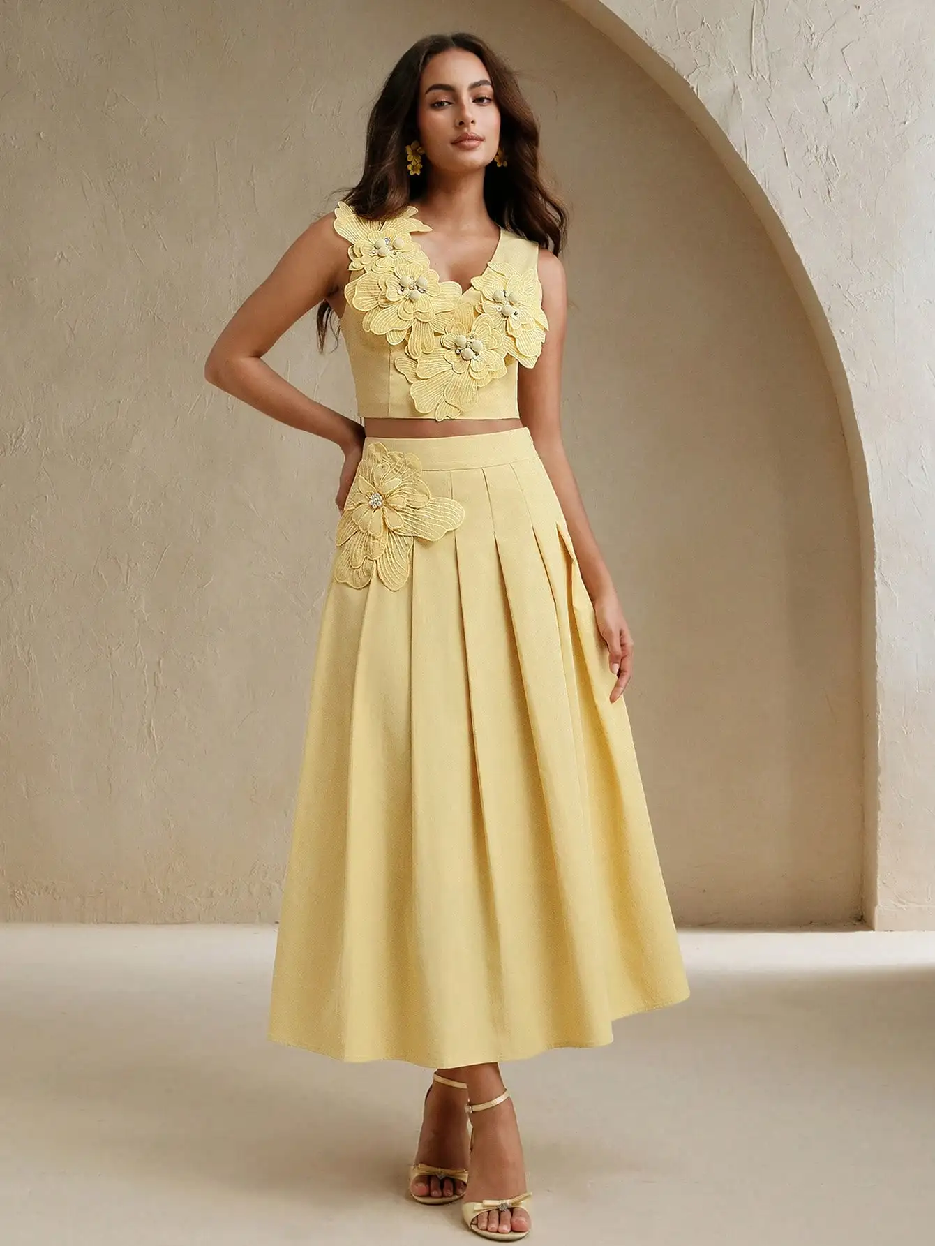 Conjunto Feminino Amarelo de 2 Peças com Top Camisola com Aplique Floral 3D e Saia Midi Plissada, Traje Elegante de Verão