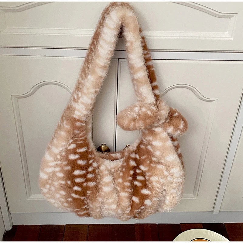 Hobo-Schultertasche mit Hirschmuster und Kunstfell, flauschige Plüsch-Unterarmtasche, weiche, flauschige Handtasche mit Tragegriff, süße, warme Wintertasche. – Detail 9