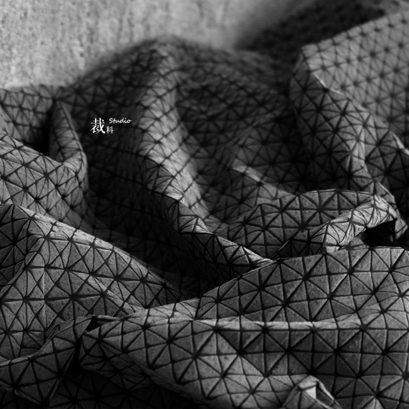 

Геометрическая текстура Черная легкая ткань повторно изготовленная пуховая куртка с защитой от сверления ветровка куртка дизайнерские ткани для пэчворка