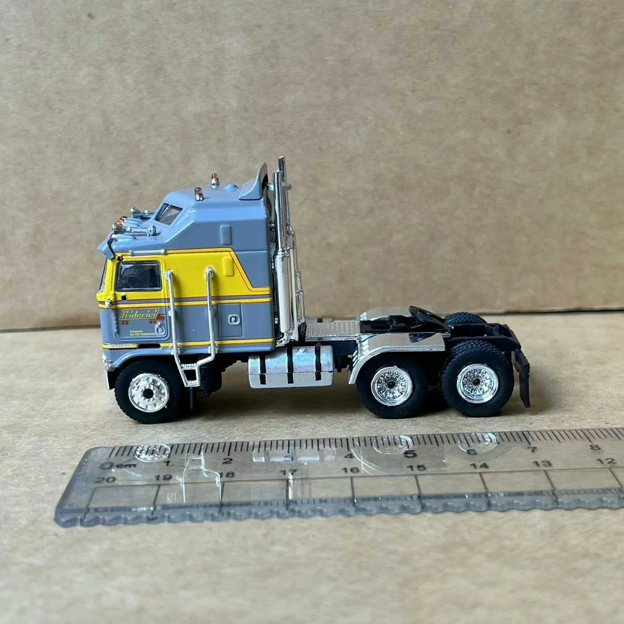 

1:87 HO KENWORTH K100 Trailer Head Truck Plastic Car Model Toy Collectible Gifts