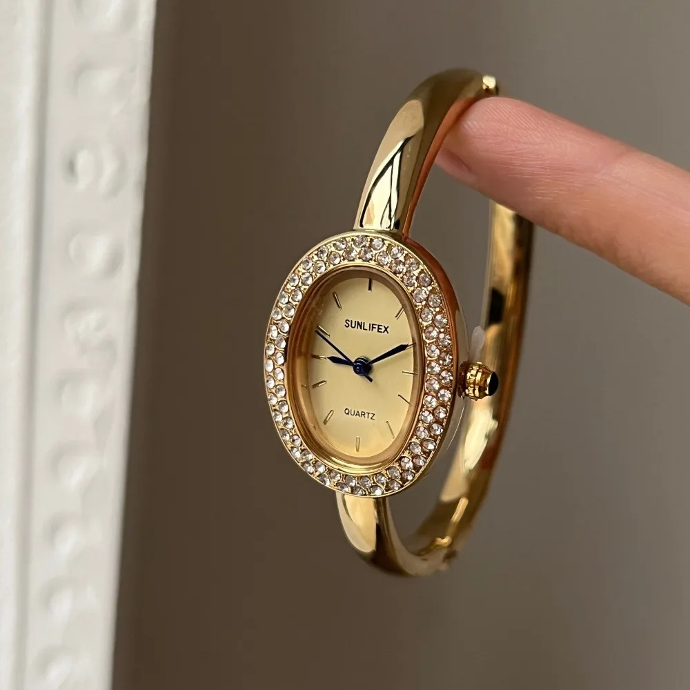 Retro style oval mini gold bracelet watch for women, fashionable and light luxury ladies quartz watch, elegant ladies watch