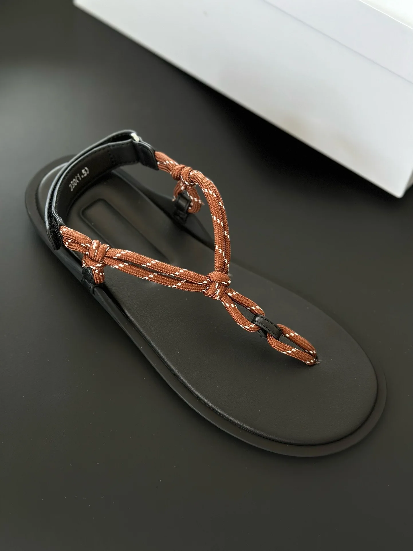 Sepatu Wanita Musim Panas yang Kering, Sandal Kulit Sapi Tali Rami Retro Prancis, Sepatu Datar Minimalis, Sandal Wanita