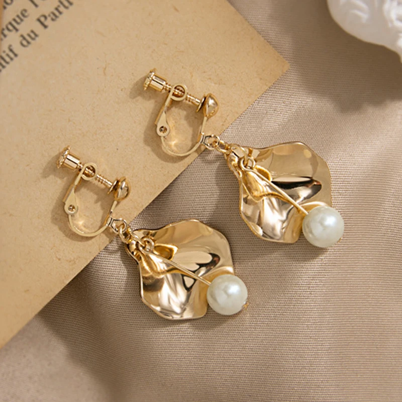 Retro Metal Petal Clip on Earrings Non Piering for Women Creative Design Simulated Pearl Dangle Earrings Daily Party Jewelry